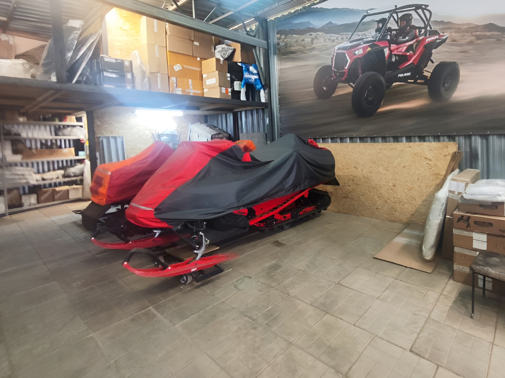 Зимнее хранение техники в помещении под чехлом