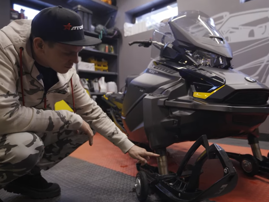 Осмотр снегохода перед первой поездкой после хранения