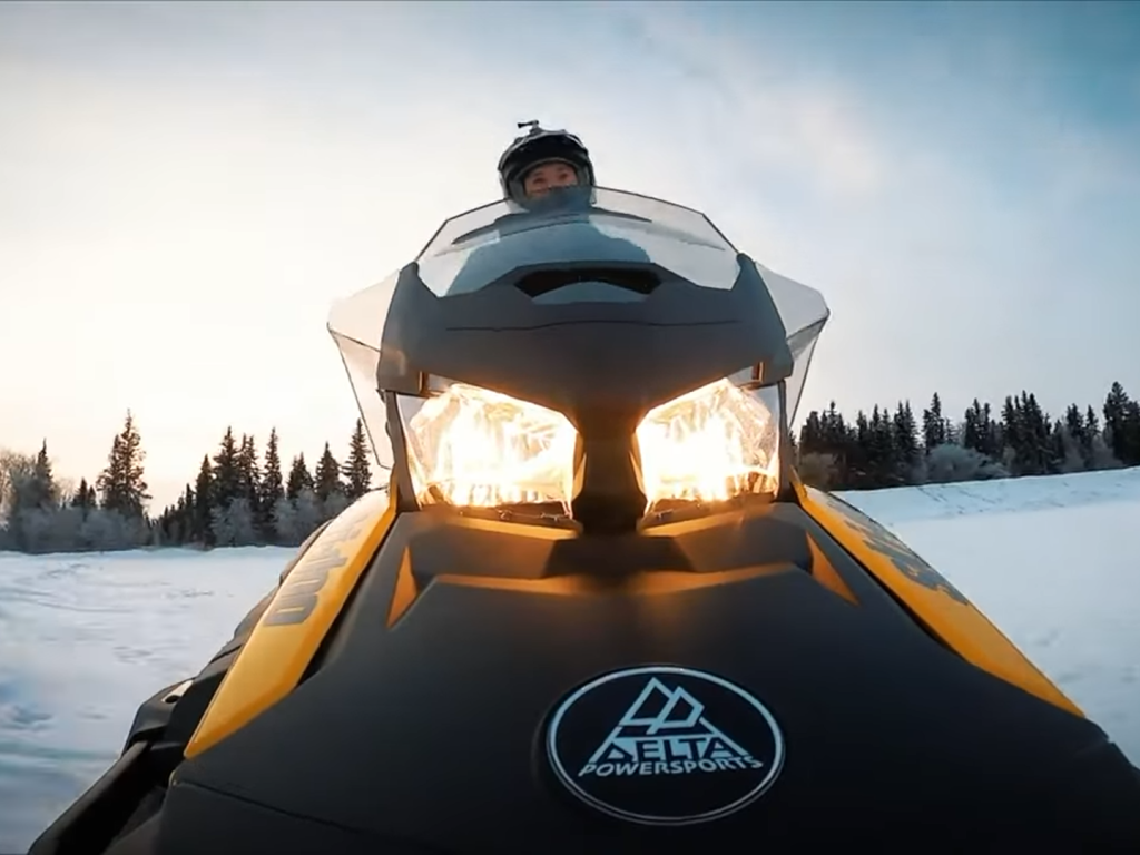 Тестовая поездка на снегоходе после сезонного хранения