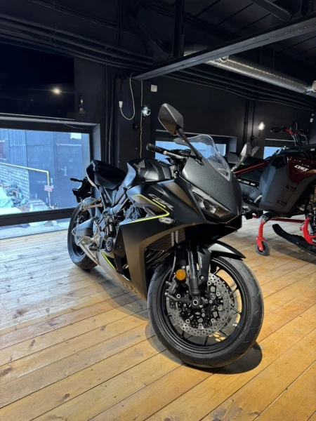  Honda CBR650R E-Clutch 2026 ABS