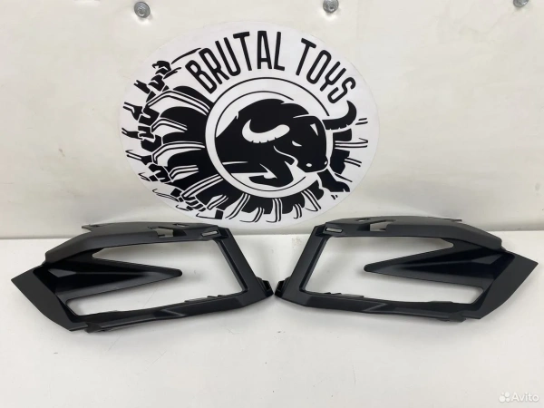 Рамки задних стоп сигналов Maverick X3 (комплект) Рамки задних стоп сигналов Maverick X3 (комплект)