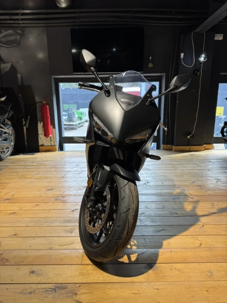  Honda CBR650R E-Clutch 2026 ABS