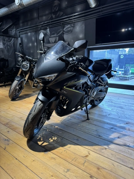  Honda CBR650R E-Clutch 2026 ABS