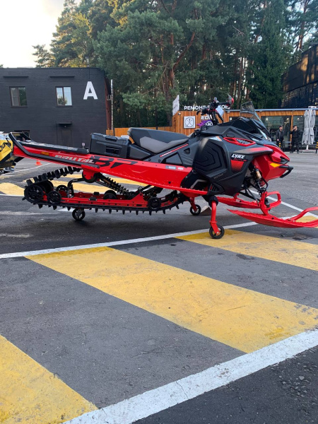 LYNX Brutal RE 850 E-TEC 2025 VIP LYNX Brutal RE 850 E-TEC 2025 VIP