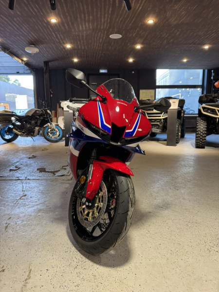 Honda CBR 600RR 2025 спортбайк ABS