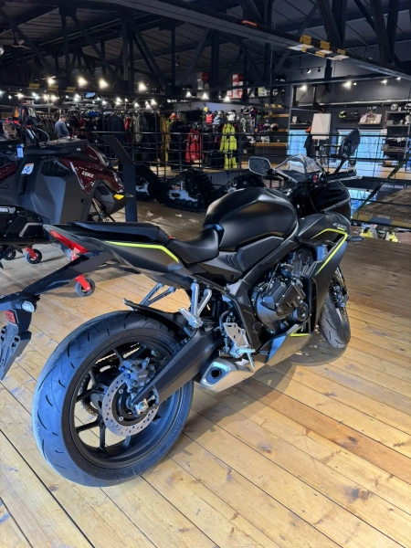  Honda CBR650R E-Clutch 2026 ABS